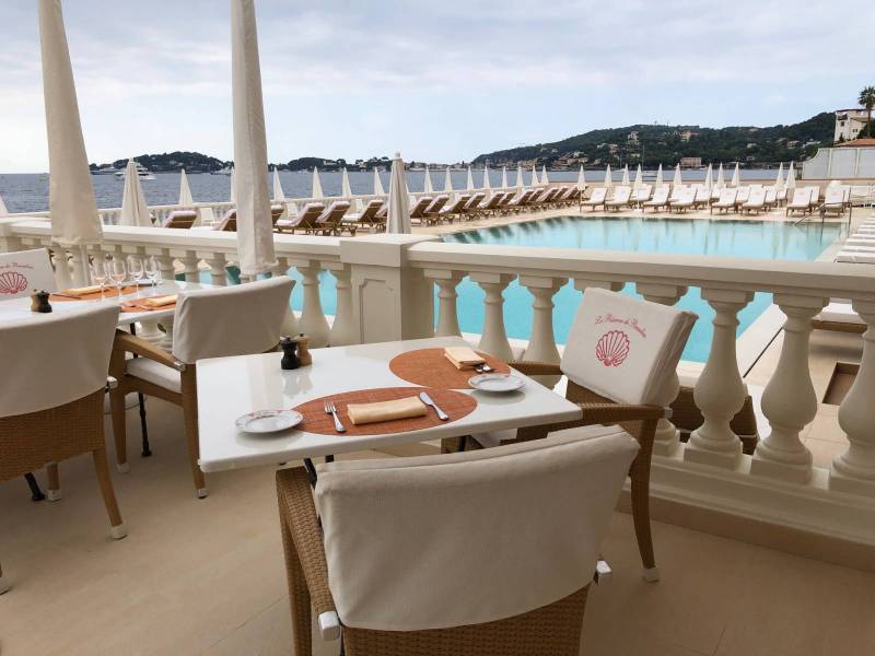 table en lave émaillée pour hotel de luxe